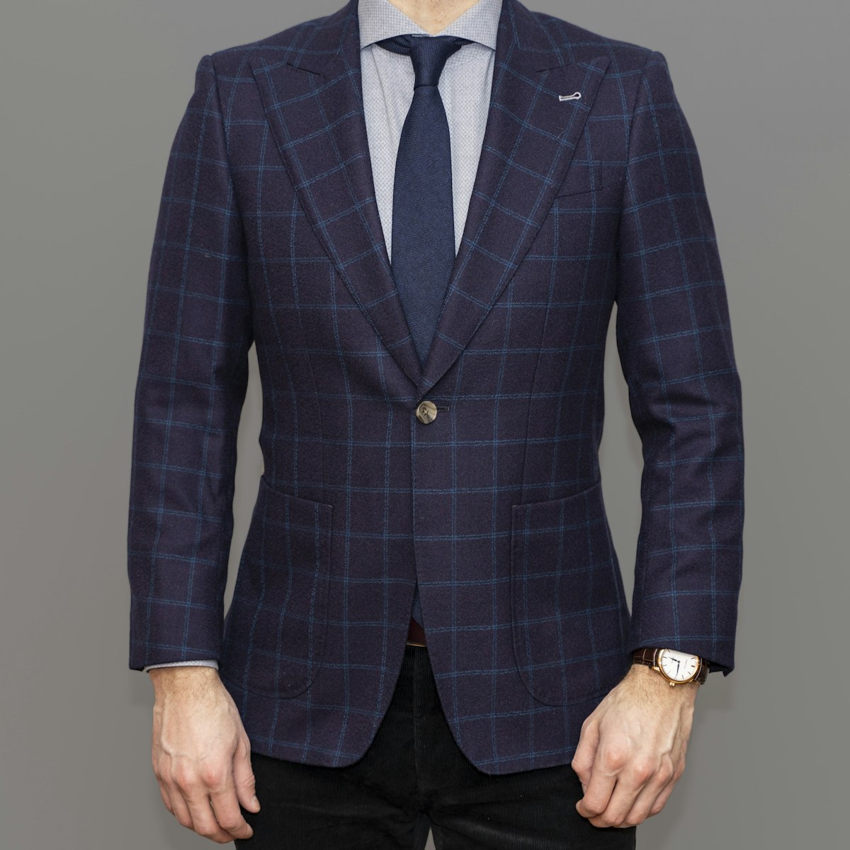 Jaqueta de alfaiataria azul-marinho com quadriculado, camisa e gravata